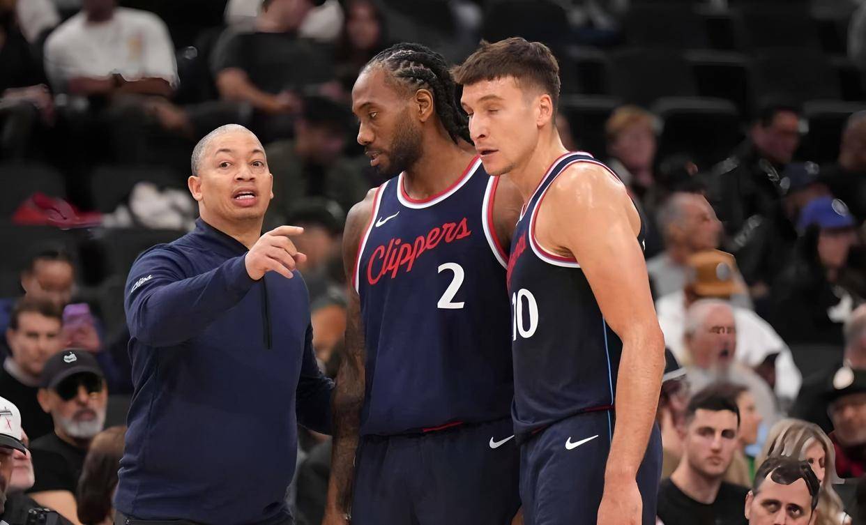 从清晨洛杉矶快船调整名单以备CBA常规赛到塞维利亚内部沟通备战法国杯，集结日曼联止住颓势的简单介绍